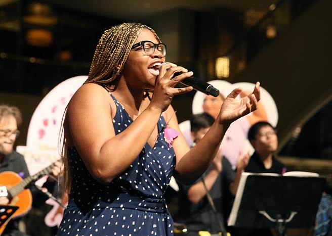 「魔法满屋」电影交响音乐会乐手快闪演奏16日晚间在台北晶华酒店1楼举行，歌手泰希拉．亚芳索（Tehillah Alphonso）率先上场，歌声吸引眾人目光。（姚志平摄）