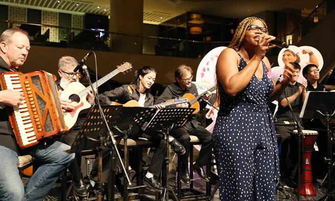 「魔法满屋」电影交响音乐会乐手快闪演奏16日晚间在台北晶华酒店1楼举行，歌手泰希拉．亚芳索（Tehillah Alphonso）（右）率先上场，歌声吸引眾人目光。（姚志平摄）