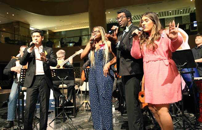 「魔法满屋」电影交响音乐会乐手快闪演奏16日晚间在台北晶华酒店1楼举行，歌手安迪·德洛斯·桑托斯（Andy Delos Santos）（左起）、娜塔莉·冈萨雷斯（Natalie Gonzalez）、达雷尔·莫里斯（Darrell Morris）、泰希拉．亚芳索（Tehillah Alphonso）上台合唱，天衣无缝。（姚志平摄）