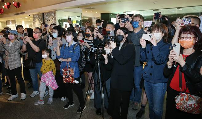  「魔法满屋」电影交响音乐会乐手快闪演奏16日晚间在台北晶华酒店1楼举行，吸引不少民眾驻足聆赏。（姚志平摄）