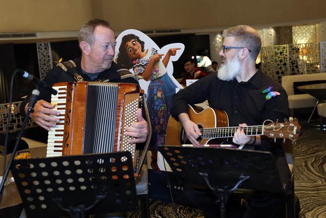 「魔法满屋」电影交响音乐会乐手快闪演奏16日晚间在台北晶华酒店1楼举行，乐手表演充满拉丁美洲热情奔放的音乐。（姚志平摄）