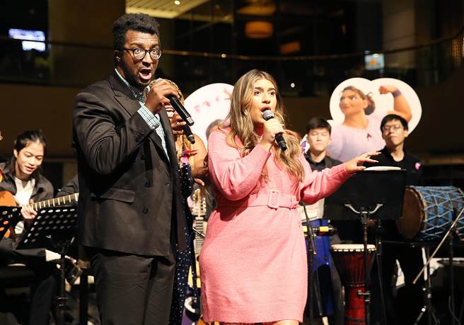 「魔法满屋」电影交响音乐会乐手快闪演奏16日晚间在台北晶华酒店1楼举行，歌手达雷尔·莫里斯（Darrell Morris）（左）与泰希拉．亚芳索（Tehillah Alphonso）（右）上台对唱。（姚志平摄）