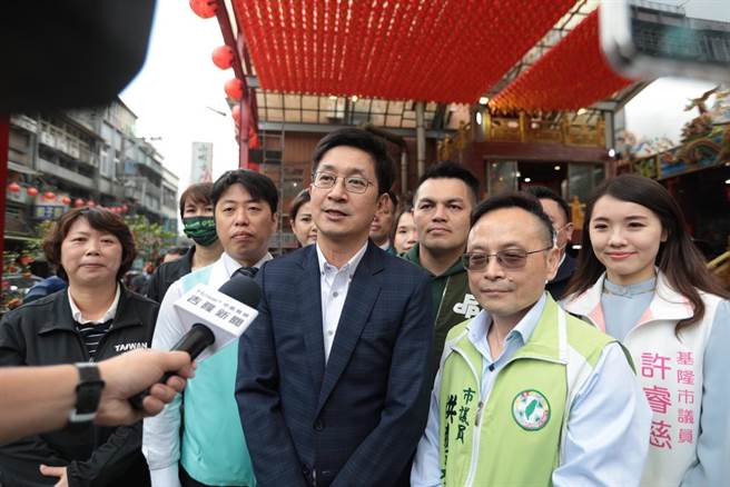 民进党立委蔡适应（中）表示，希望中央地方一起努力 促成基隆捷运。（蔡适应办公室提供／徐佑升基隆传真）