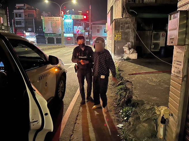 桃园平镇一名老翁今日凌晨独自外出，在空荡荡的街头摇摇晃晃行走被员警发现。（翻摄照片／蔡明亘桃园传真）