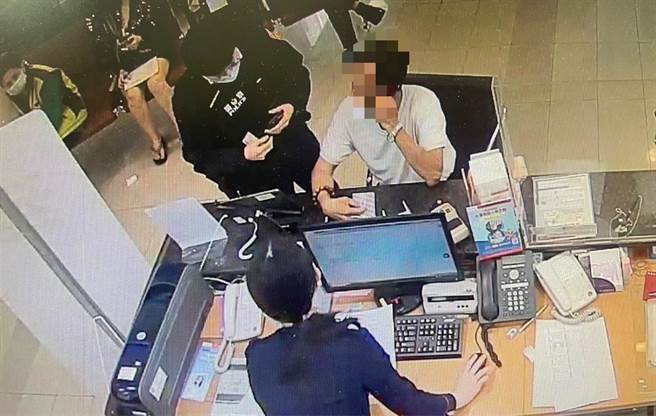 桃园一名陈姓男子近日遇上私人借贷诈骗，前往银行设定约定帐户时，被机警行员察觉有异。（翻摄照片／蔡明亘桃园传真）