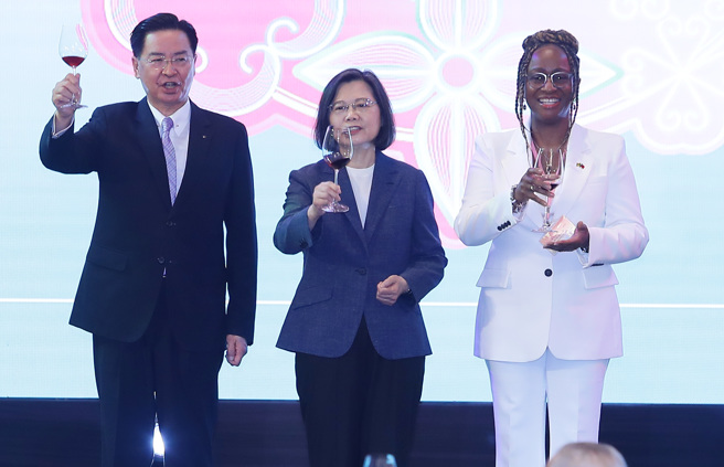 蔡英文总统（中）17日出席「112年外交部新春联欢晚会」，并且与外交部长吴钊燮（左）、驻台使节团团长、圣文森及格瑞那丁大使柏安卓（右）一起举杯向台下来宾敬酒致意。（季志翔摄）饮酒过量 有碍健康