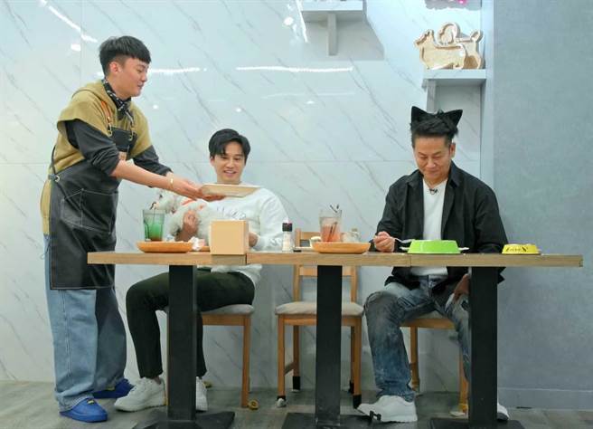 许富凯（左）面对徐乃麟的高标准，压力破表。（台视提供）