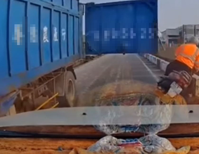 彰化县鹿港镇某乡间道路上，一辆货车后门没锁好「边开边甩」，吓坏一旁的骑士阿伯赶紧向右闪。（翻摄自脸书职业联结车职业大货车职业大客车拉拉队运输业照片影片资讯分享团）