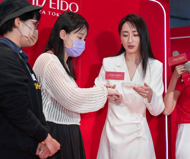 柯佳嬿与粉丝亲密互动。（吴松翰摄）