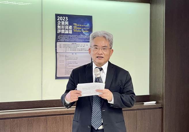 中华企业评价学会理事长洪志洋在论坛上演讲。(会研会提供)