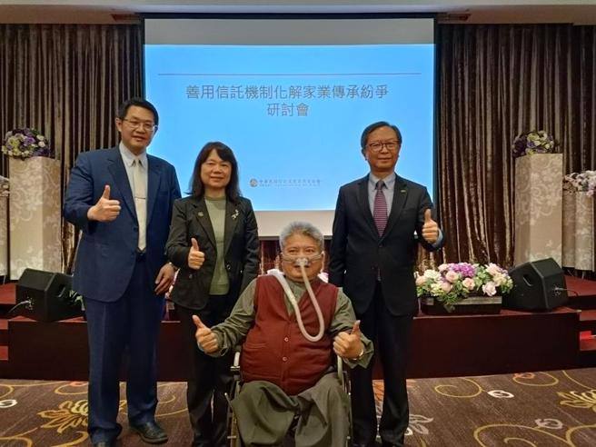 （由左至右为信托公会组长张大为、信托公会秘书长吕蕙容、大有家族办公室会计师黄鸿隆、三信商银董事长廖松岳。图／信托公会提供）