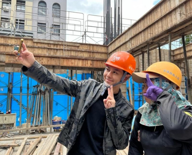 林志颖巡工地时，亲切地与工地阿姨自拍合照。（图／摘自林志颖IG）
