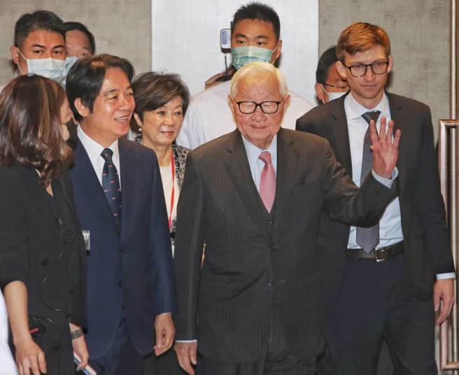 副总统赖清德（左二）16日与台积电创办人张忠谋夫妇（右二）出席「2023半导体世纪对谈－全球晶片战争与台湾的关键实力」。（王英豪摄）