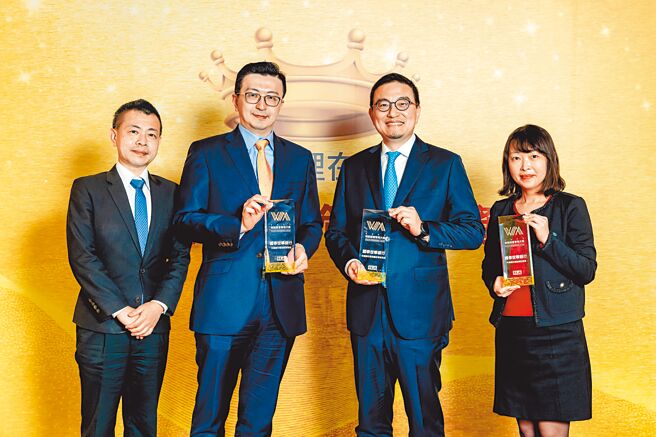 国泰世华银行勇夺《财讯》三大奖项；资深副总经理胡醒贤（右二）、副总经理李鼎伦（左二）、首席经济学家林启超（左一）信托部协理陈美娟（右一）共同出席领奖。图／国泰金控提供