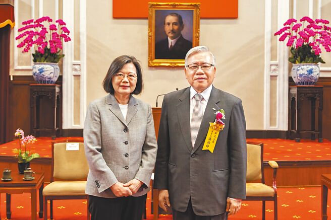 新光人寿获第19届「国家品牌玉山奖」全国首奖最高荣誉，由董事长潘柏铮（右）代表出席总统府，接受总统蔡英文的表扬与肯定。图／新光人寿提供