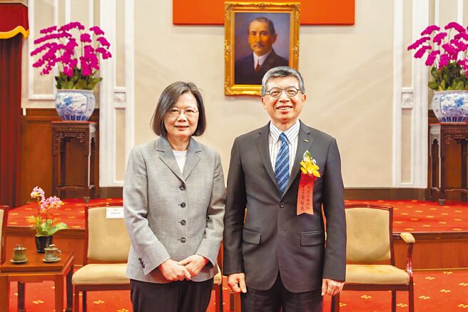 新光人寿获第24届「国家建筑金质奖」殊荣，总经理黄敏义（右）于总统府接受总统蔡英文恭贺。图／新光人寿提供