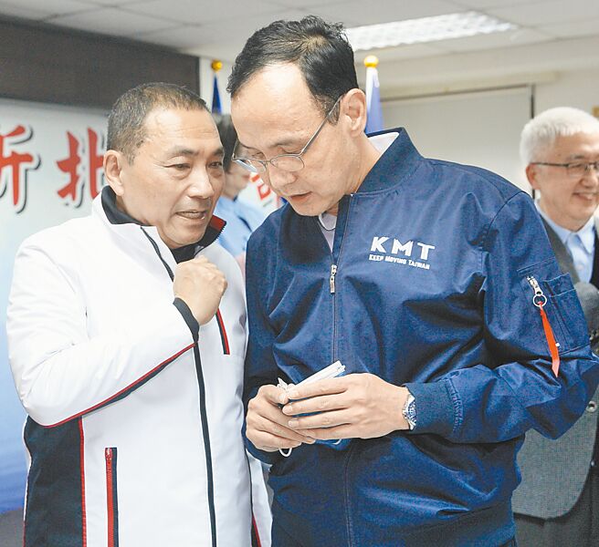 国民党中常会15日通过2024「中央选战策略会报」名单，新北市长侯友宜昨（左）（16日）罕见地在脸书开炮，拒绝黑金在任何政党出现，任何政党也都不要再被黑金绑架。据了解，侯昨天在脸书发文前，先致电予国民党主席朱立伦（右）「打招呼」。（本报资料照片）