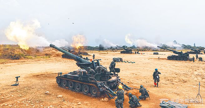 学者发表反战声明，呼吁停止挑衅中国，强调台湾不要成为美国霸权的「跟班」，台湾不出借作为战场使用。图为2022年陆军炮兵进行重炮射击演训。（军闻社）