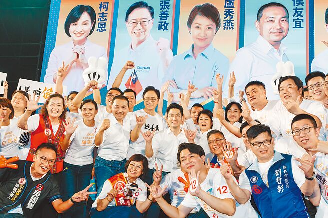 国民党选策会成员引发轩然大波，若不能妥善处理，恐影响之后团结气势。图为去年县市长选举时，当时的六都市长候选人大合体展现团结的画面。（本报资料照片）