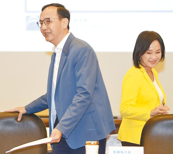 國家政策研究基金會16日召開「缺水又缺電，能源轉型，怎麼轉？」記者會，國民黨主席朱立倫（左）與國政研究基金會執行長柯志恩（右）出席，在會後的受訪針對新北市長侯友宜罕見發文「拒絕黑金在任何政黨出現」一事，他表示已和侯友宜通過電話，兩人都秉持反對黑金的立場。（季志翔攝）