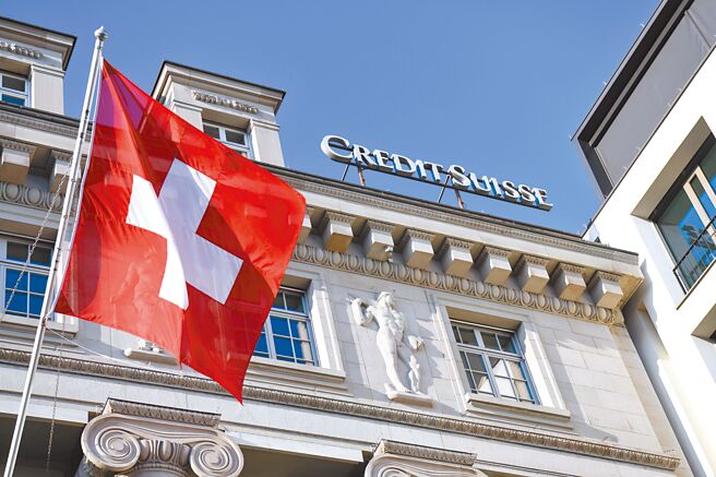 受多重因素影响，瑞士第二大银行集团瑞士信贷银行股价3月15日盘中一度暴跌约30%，至歷史新低。瑞士中央银行表示，如有必要将为瑞信银行提供流动性。（新华社）