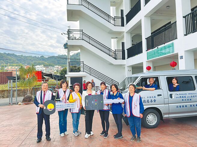 翰昌机构董事长陈丽凤（左四）致力慈善，16日捐赠社福专车给慈善基金会，送爱到偏乡。（翰昌提供）