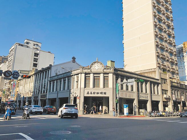 蒋渭水文化基金会推出「太平町漫游趣」走读活动，建筑转角为黑美人酒家，左侧为亚细亚大旅社，右侧歷史建筑共构的大楼是二二八事件引爆点天马茶房。（张芷瑜摄）
