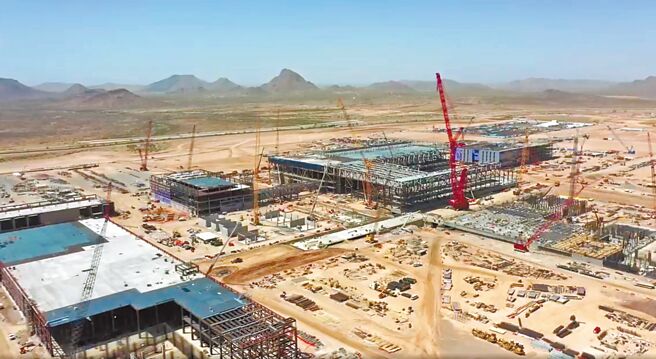 路透16日引述2位知情人士报导，台积电与德国东部萨克森邦有关设厂的协商已进入最后阶段。图为台积电去年6月公布正在美国亚利桑那州厂兴建5奈米半导体晶圆厂的影片。（摘自台积电TSMC Linkedin）