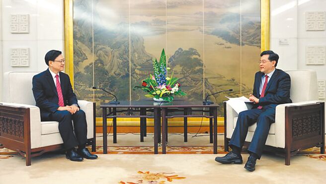 大陆国务委员兼外交部长秦刚16日与乌克兰外长库列巴通电话，表示对于乌克兰问题中方致力于劝和促谈。图为秦刚（右）昨在北京会见香港特区行政长官李家超（左）。（摘自中国外交部官网）