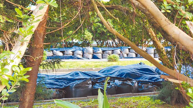 由台北市管理的八里污水处理厂，日前被发现在场区堆置至少400包淤泥，浓烈的恶臭让周边居民叫苦连天。（新北市议员郑宇恩提供／黄敬文新北传真）