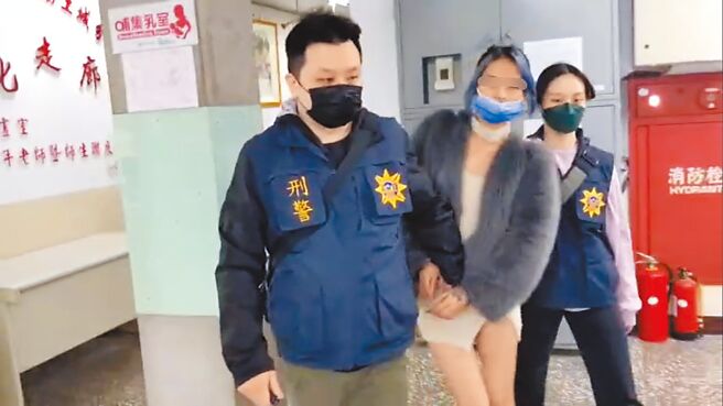 朱姓女子被捕時穿著貼身短裙，露出一雙大長腿，難以聯想是詐騙集團大姊頭。（警方提供／王揚傑新北傳真）