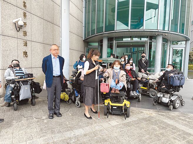 国内首宗身障者个人助理时数行政诉讼判决部分胜诉。图为到法院声援的身障团体及人士。（林伟信翻摄）