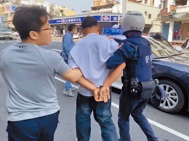 高雄三民区昨日上午发生情杀案，55岁鱼贩邱姓男子不满女友51岁夏姓女子提出分手，持刀对着夏女当街猛砍，夏女身中多处刀伤，紧急送医抢救仍不治。路过刑警第一时间将邱男压制在地，警方随后到场将他逮捕，讯后依杀人罪送办。（翻摄照片／崔正纲高雄传真）