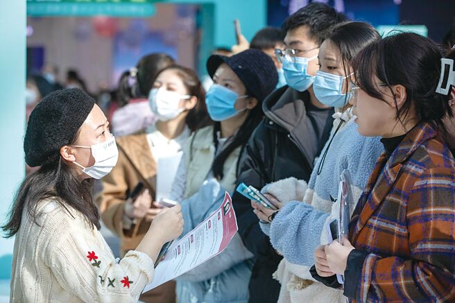 时隔17年，上海再次颁布促进就业地方性法规。图为哈尔滨新区的专场人才招聘会。（新华社）