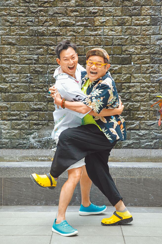 许效舜（右）、威廉昨开心出席《效廉 出发吧！》记者会。（东森超视提供）