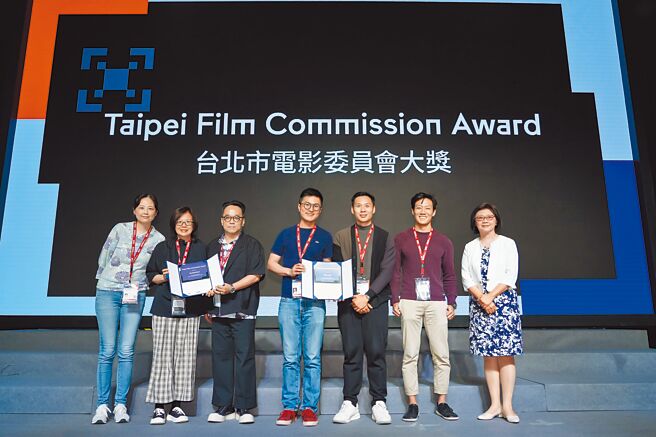 《狂飙》编剧廖弘欣（左起）、监制何丽嫦及导演林育贤、《皮夫》导演陈威强、监制陈哲艺及张奕鹏，与台北市影委会总监饶紫娟合照。（香港亚洲电影投资会提供）
