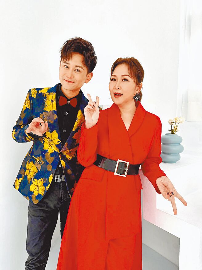 张秀卿（右）日前拍摄新歌MV，邀来吴俊宏对唱互动。（豪记唱片提供）