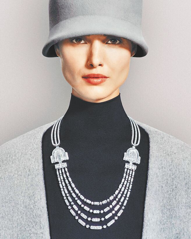 宝诗龙珠宝展即起登台，以英国女王伊莉莎白二世生前拥有的胸针为灵感设计的Frosty White项炼，有6种佩戴方式，3250万元。（Boucheron提供）