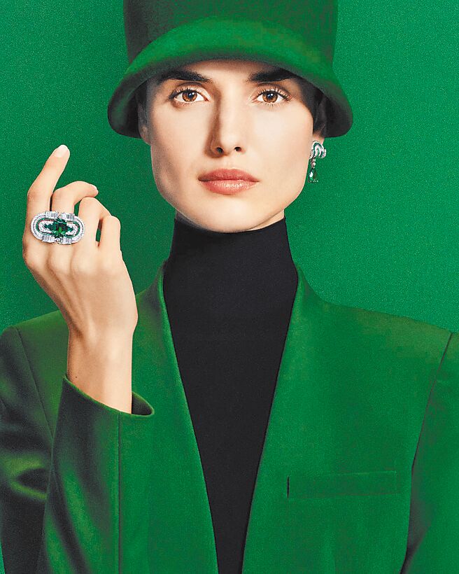 宝诗龙以伊莉莎白二世的胸针为灵感设计的Green Garden祖母绿戒指，2875万元。（Boucheron提供）
