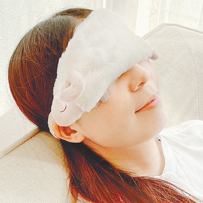 台隆手创馆Honyaradoh晚安绵羊眼枕，590元。（台隆手创馆提供）