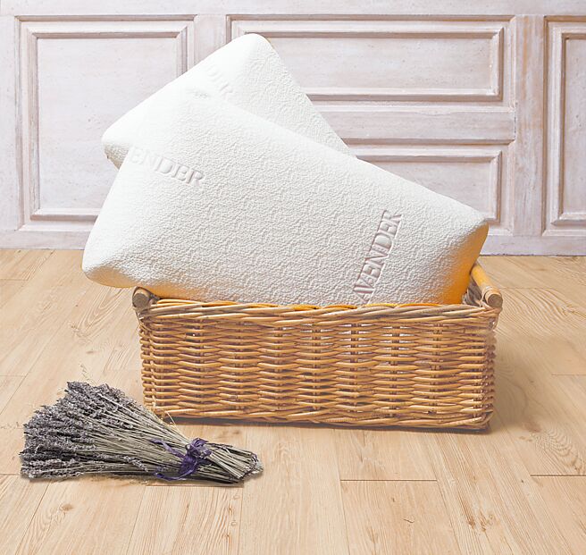 日比家族低枕舒压款BOSSA薰衣草记忆枕，特价2380元／对。（日比家族提供）