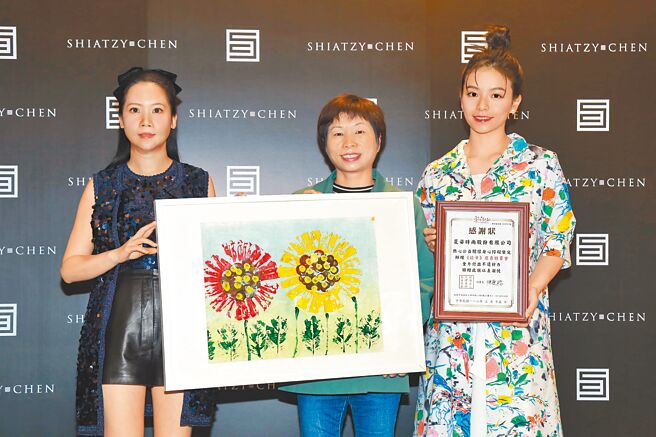 夏姿．陈执行长夫人许媖媖（左起）、乐作创益创办人陈爱珠女士、爱心大使宋芸桦共同宣誓一起为弱势身障及儿童保护集资铺路。（SHIATZY CHEN提供）