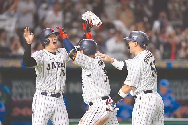日本队冈本和真（中）在3局下击出3分全垒打，回到本垒与大谷翔平（左）击掌庆祝。（美联社）