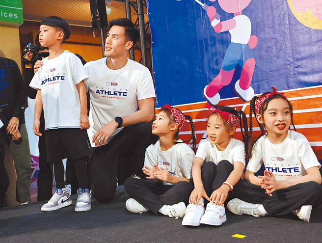 「台湾最速男」杨俊瀚（左二）担任一日教练指导小朋友。（中华奥会提供）