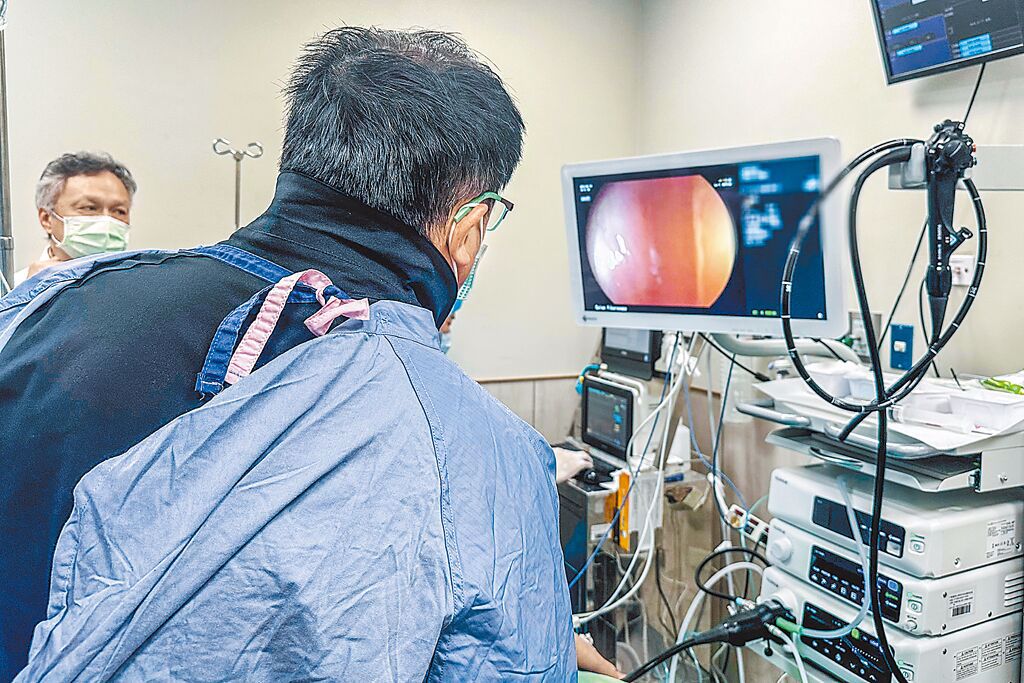 今年2月中國醫藥大學新竹附設醫院也引進衛福部剛核定的世界最先進的AI內視鏡，用於進行消化道內視鏡檢查。（圖／羅浚濱攝）