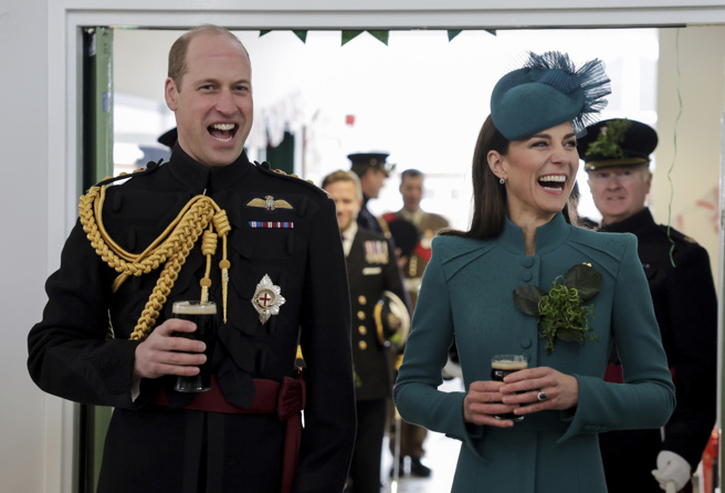 英国王储夫妇威廉王子与凯特王妃，17日联袂于英格兰奥尔德夏特镇（Aldershot）参加圣派屈克节活动。（图／美联社）