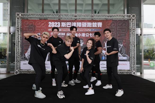 B.T.O.D、梁舒涵与健身教练在记者会上开心合影。（宽宽整合行销提供）