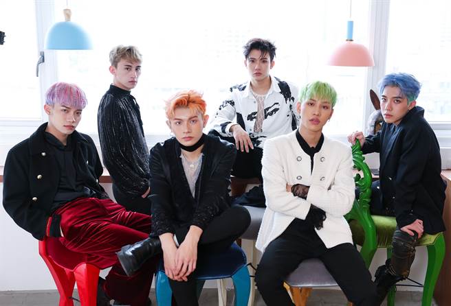 VERA由蔡朕（后排左起）、学文、Nelson、蓝弟、孟维（前排左起）巴比组成。（陈俊吉摄）