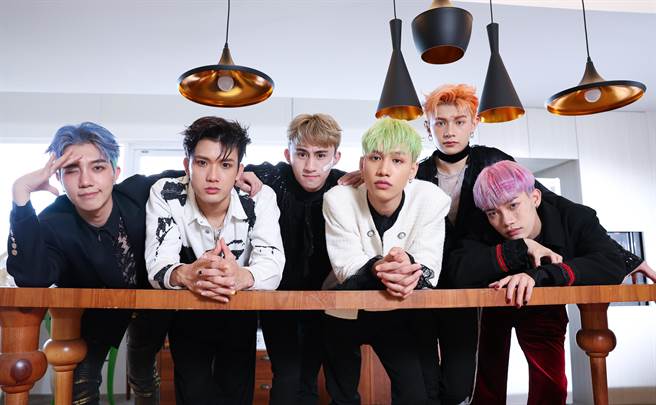 蓝弟（左起）、Nelson、学文、巴比、孟维、蔡朕6人在队内分工合作。（陈俊吉摄）