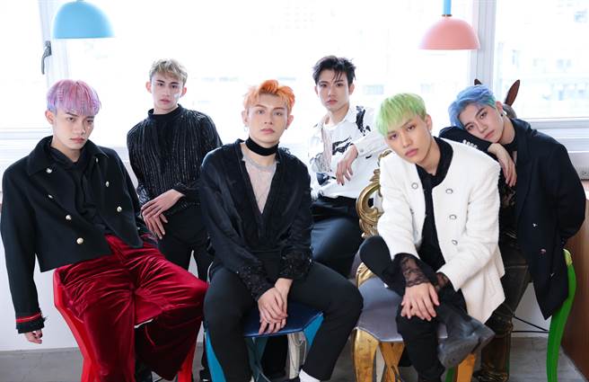 学文（后排左二起）、Nelson日前冷战一个多月才和好。后排左为蔡朕，后排右为蓝弟、孟维（前排左起）、巴比。（陈俊吉摄）